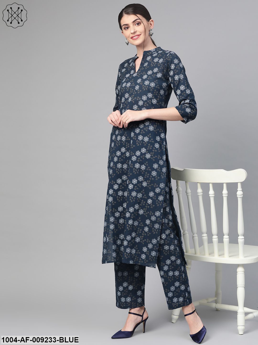 Women Navy Blue & Blue Straight Floral Printed Kurta And Trousers Set