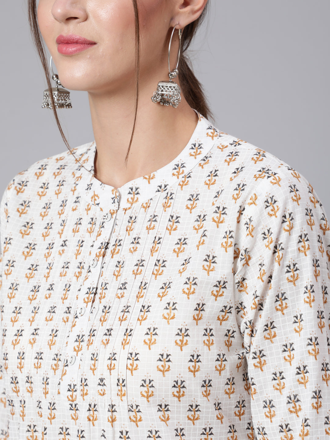 Off-White Straight Tunic With Three Quaretr Sleeves