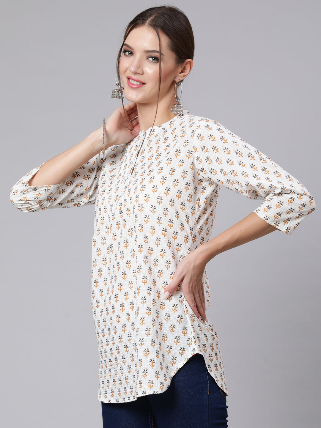 Off-White Straight Tunic With Three Quaretr Sleeves