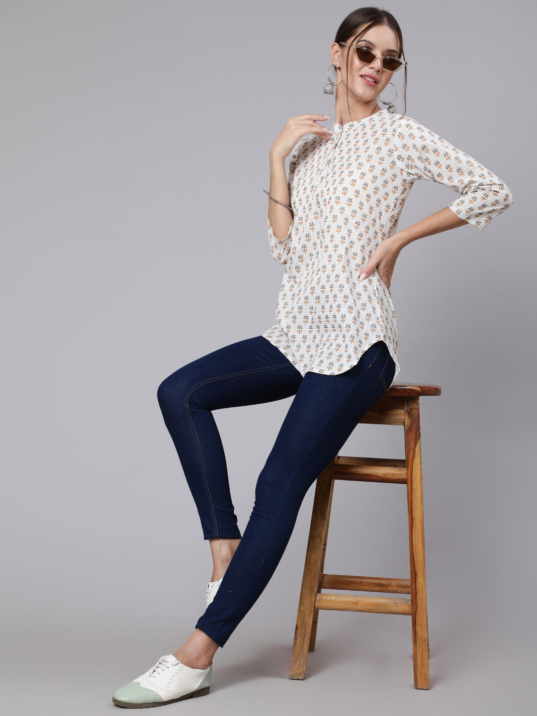 Off-White Straight Tunic With Three Quaretr Sleeves