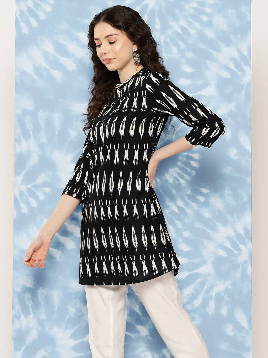 Black Straight Tunic With Three Quarter Sleeves
