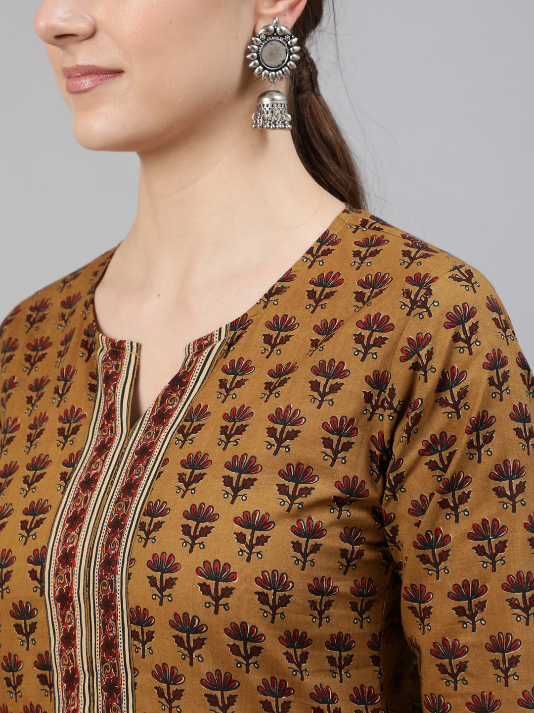 Mustrad Floral Printed Straight Kurta With Three Quarter Sleeves