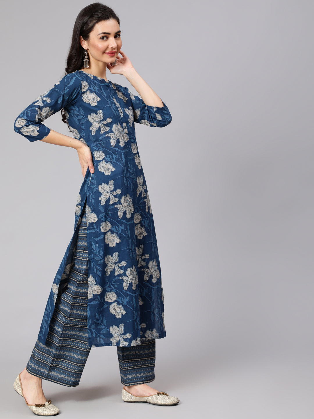 Blue Floral printed Straight Kurta With Three Quarter Sleeves