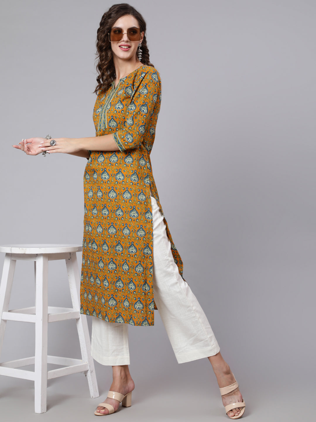 Yellow Printed straight kurta with three quarter sleeves