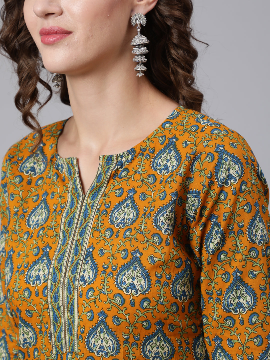 Yellow Printed straight kurta with three quarter sleeves