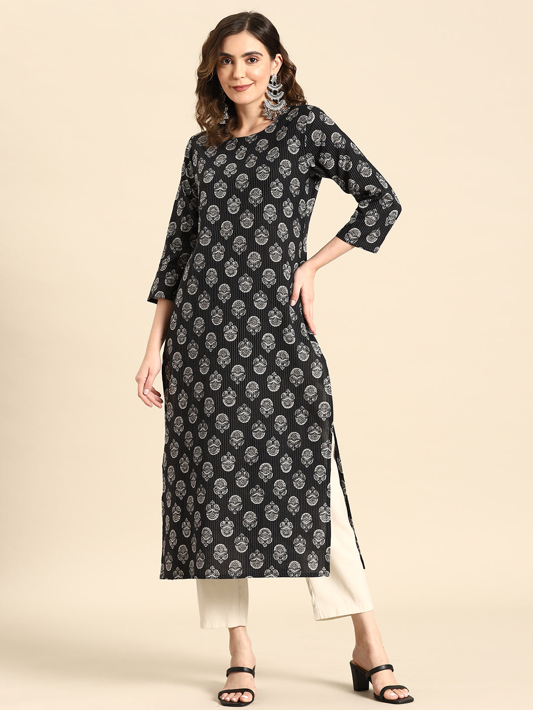 Women Black Printed straight Kurta With three quarter sleeves