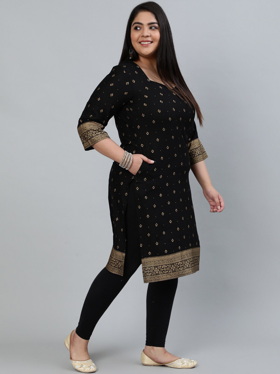 Plus Size Women Black & Gold Printed Staright Kurta With Three Quarter Sleeves
