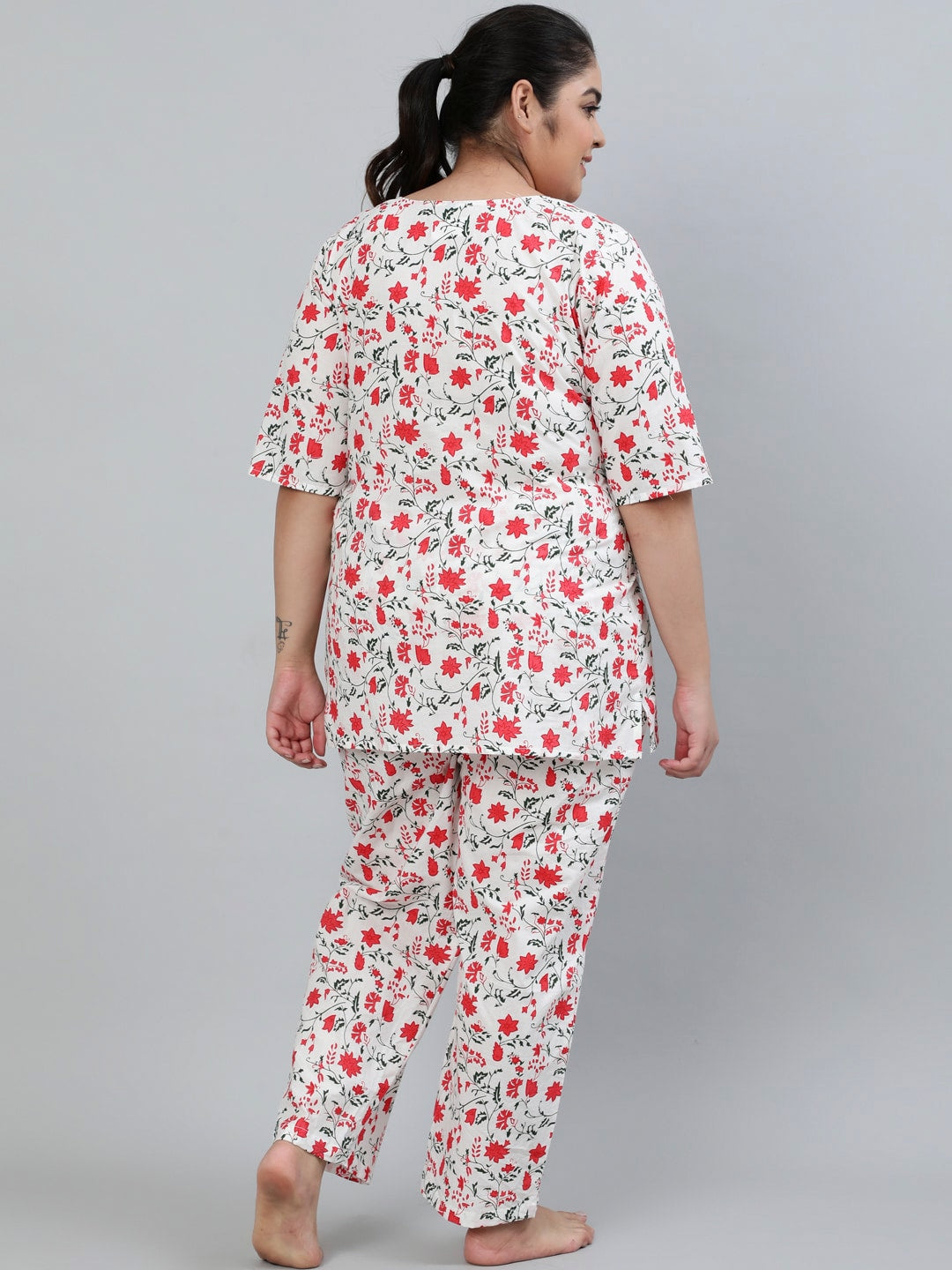 Plus Size Women Off-White Floral Printed Night Suit With Half Sleeves