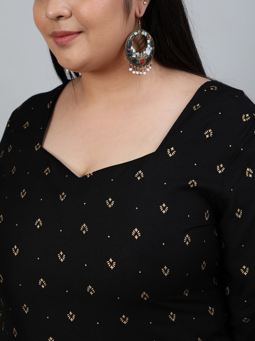 Plus Size Women Black & Gold Printed Staright Kurta With Three Quarter Sleeves