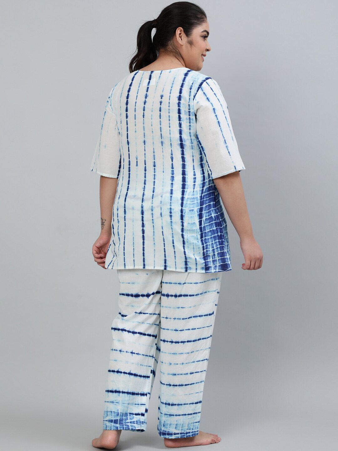 Plus Size Women Off- White Tie-Dye Printed Night Suit With Half Sleeves