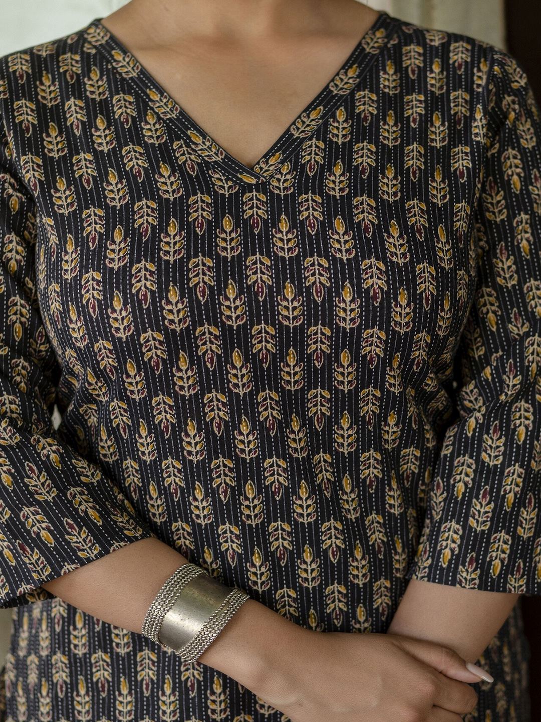 Black Ethnic Printed Straight Kurta With Three Quarter Sleeves