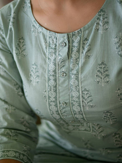 Green Ethnic Printed Straight Kurta With Three Quarter Sleeves