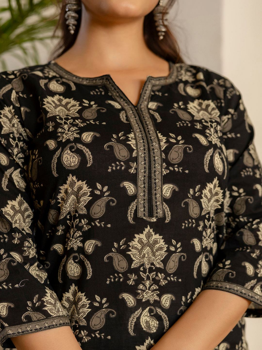 Black Printed Straight Kurta With Three Quarter Sleeves