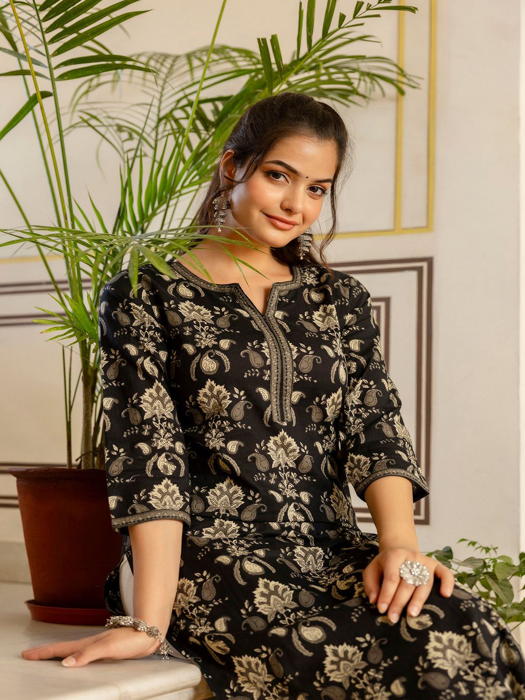Black Printed Straight Kurta With Three Quarter Sleeves