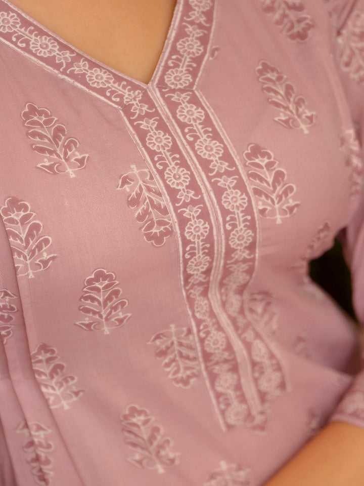Purple Ethnic Printed Straight Kurta With Three Quarter Sleeves