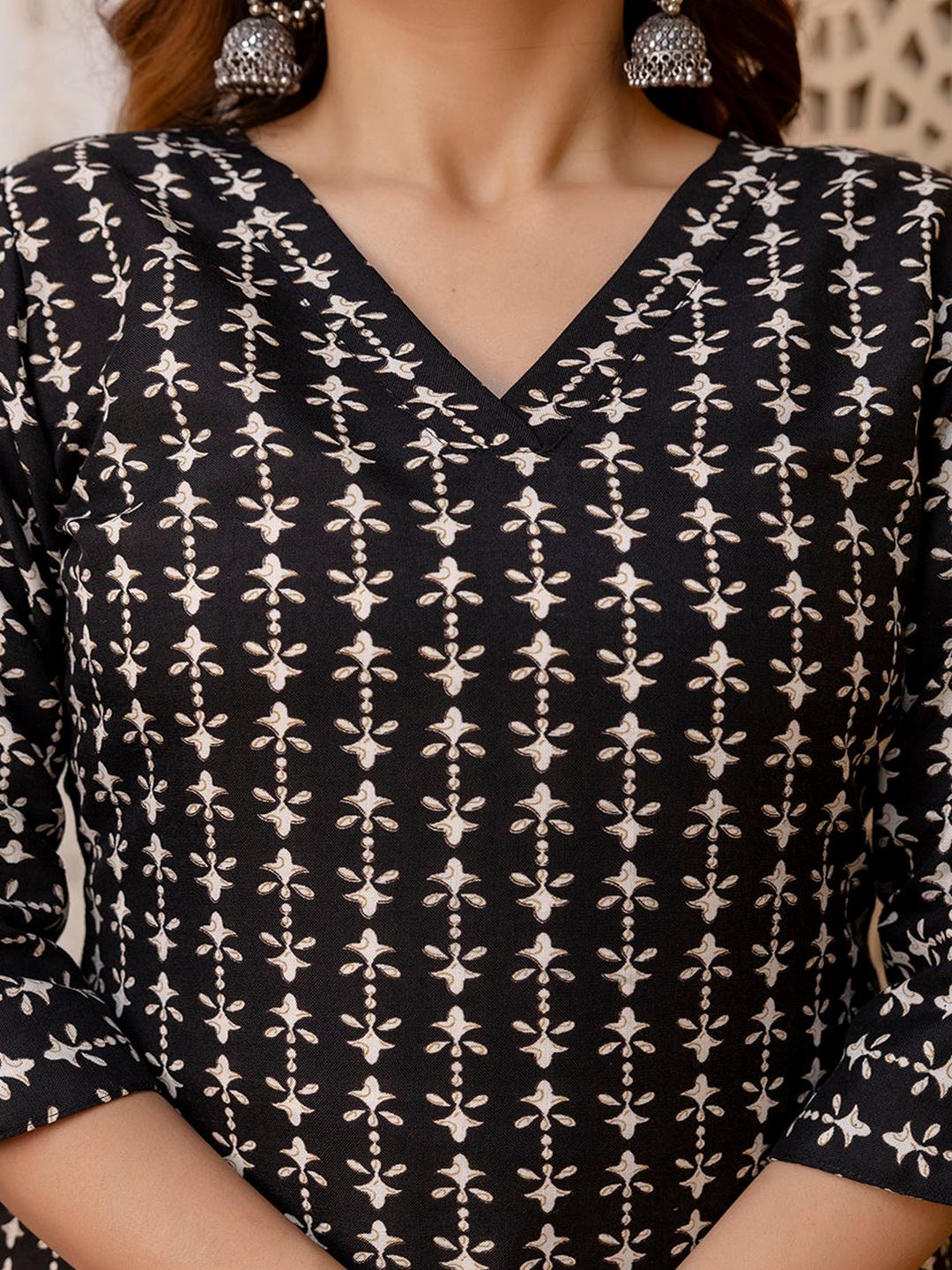 Black Printed Straight Kurta With Three Quarter Sleeves
