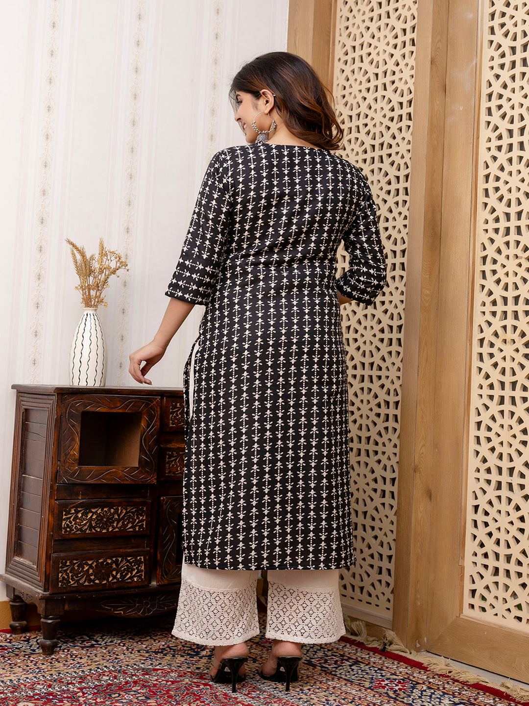 Black Printed Straight Kurta With Three Quarter Sleeves