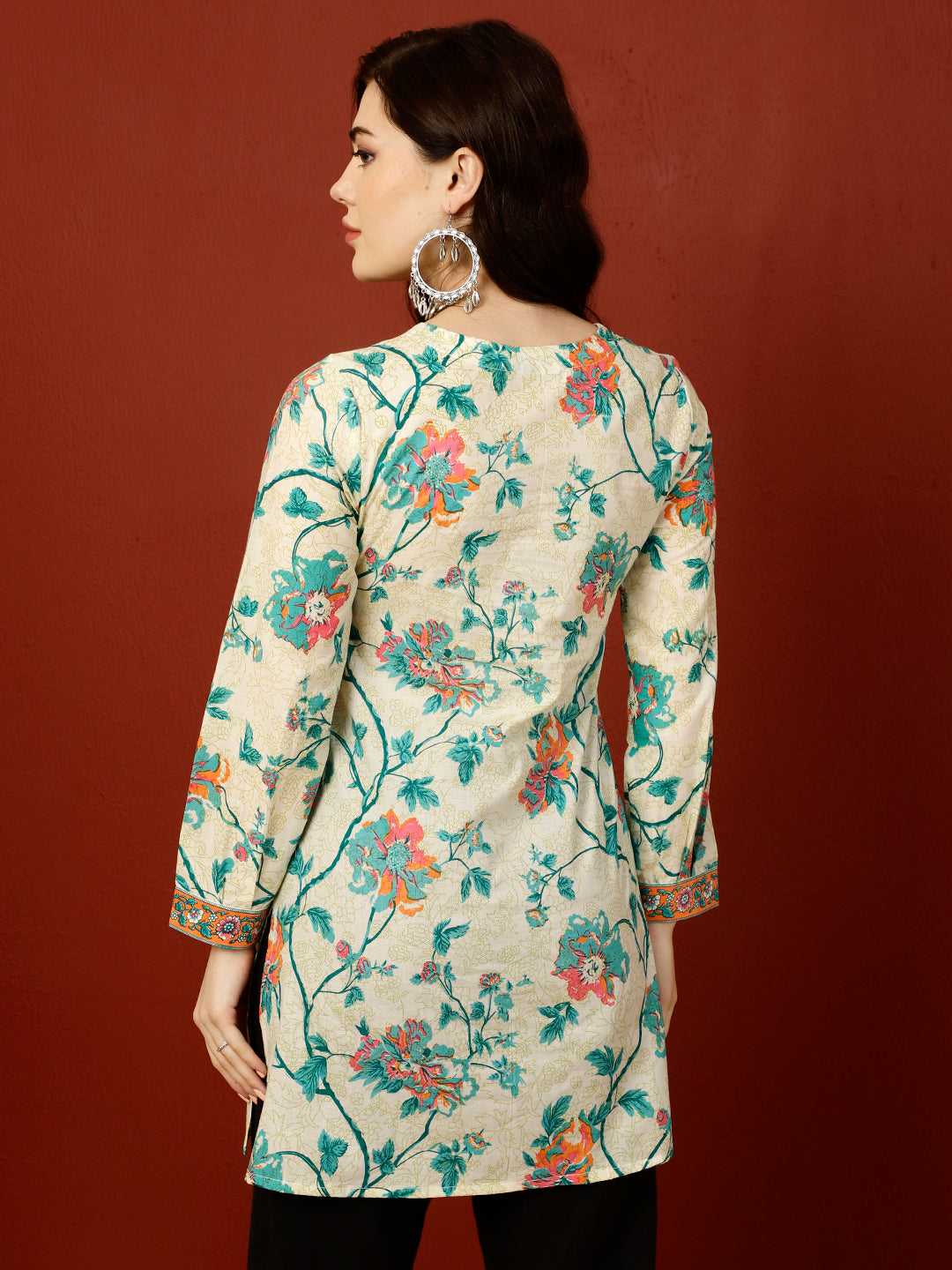 Short Length Straight 3/4 Sleeves V Top