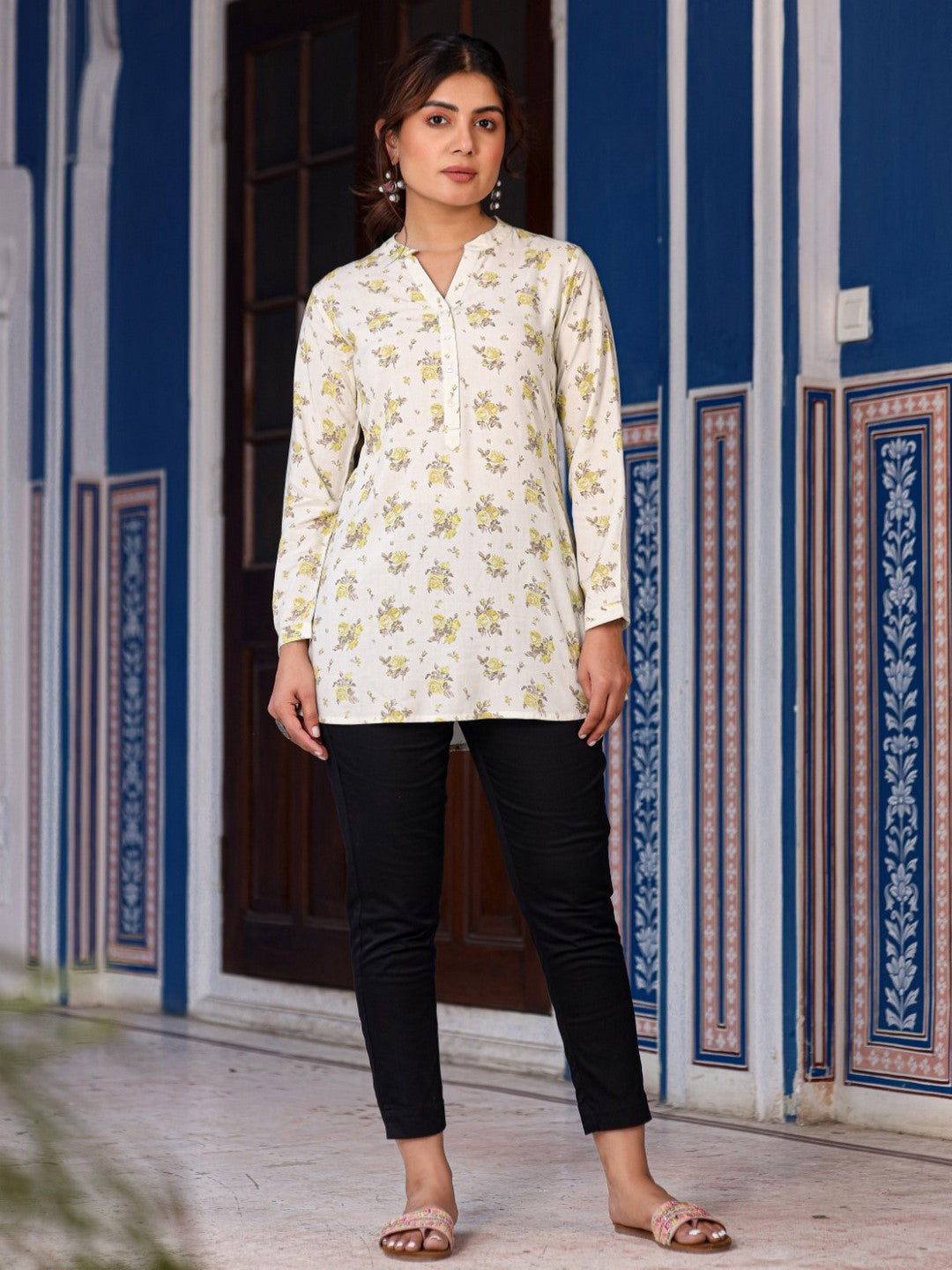 Pista Green Floral Printed Tunic In Rayon