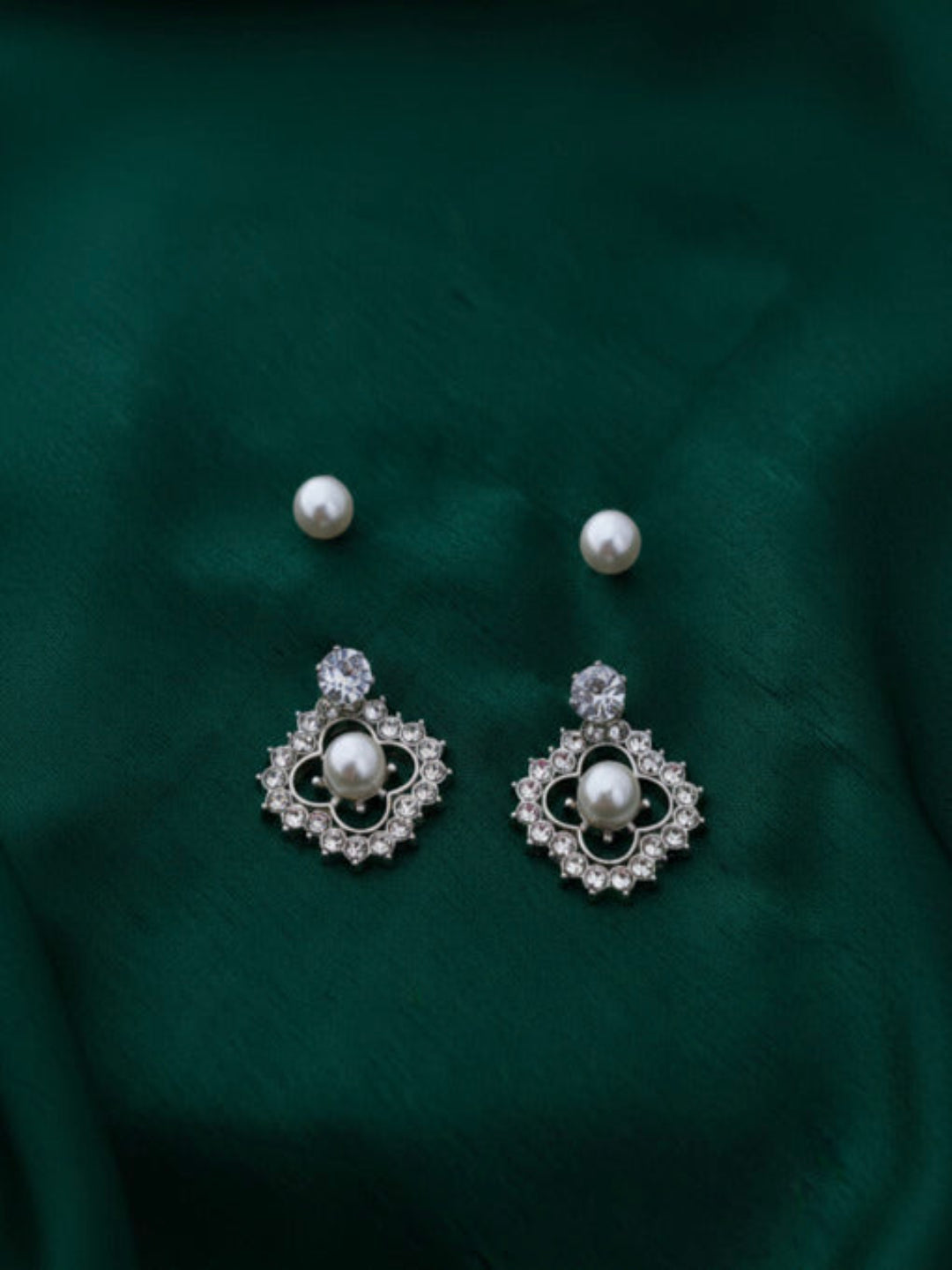 Two pairs of stud earrings