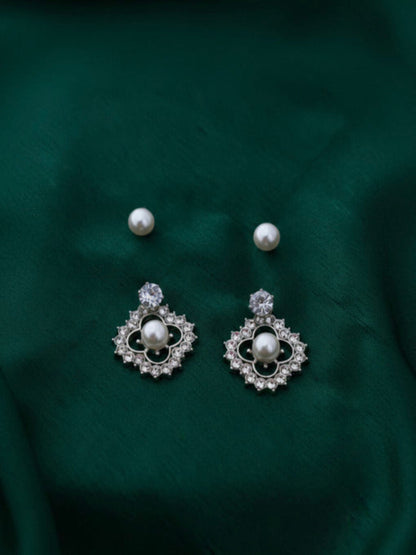 Two pairs of stud earrings