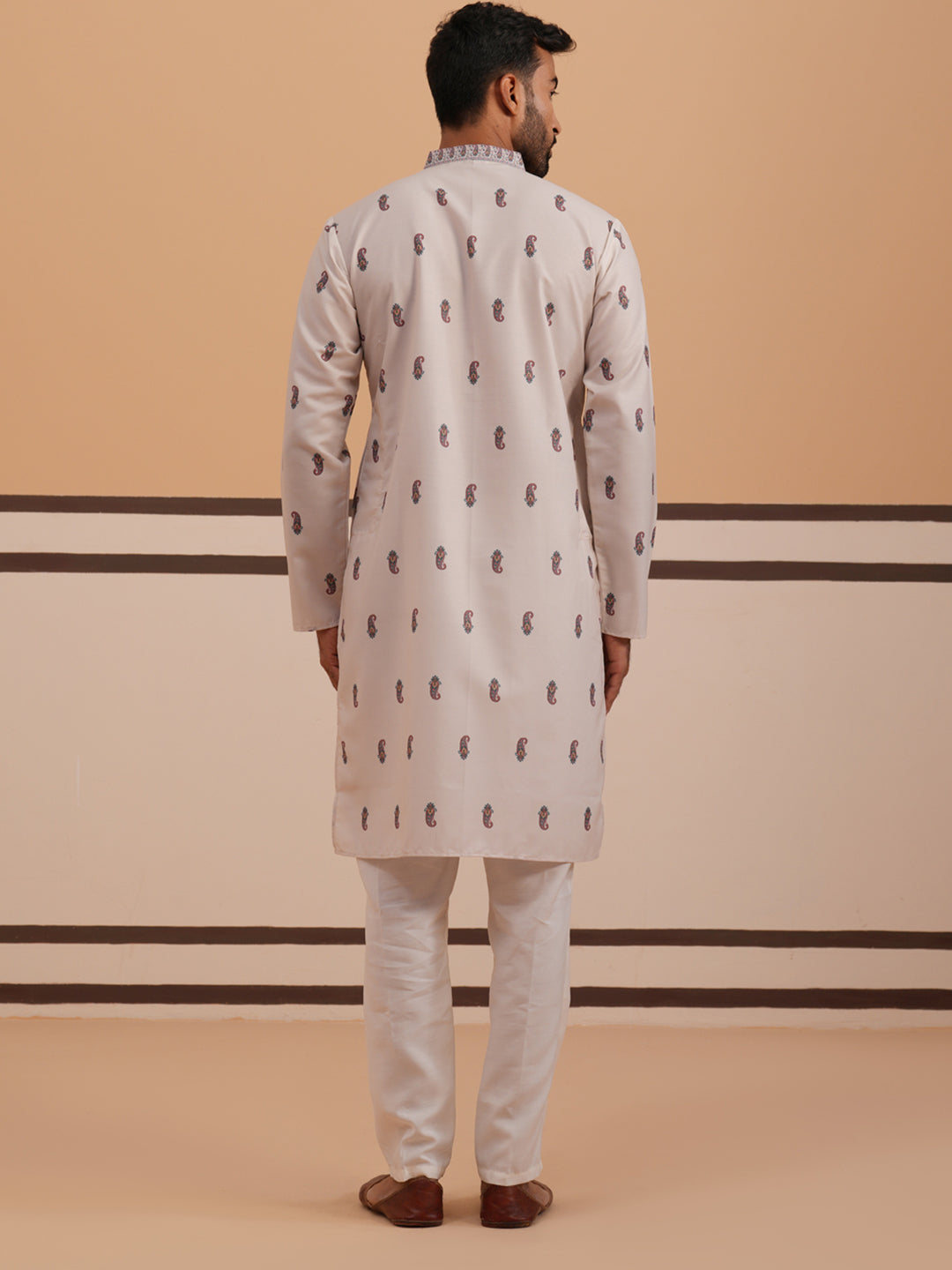 Paisley Print Kurta Pyjama Set With Contrast Dupatta