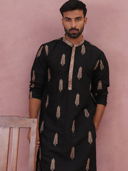 Men'S Silk Blend Embroidered Kurta Pyjama Set