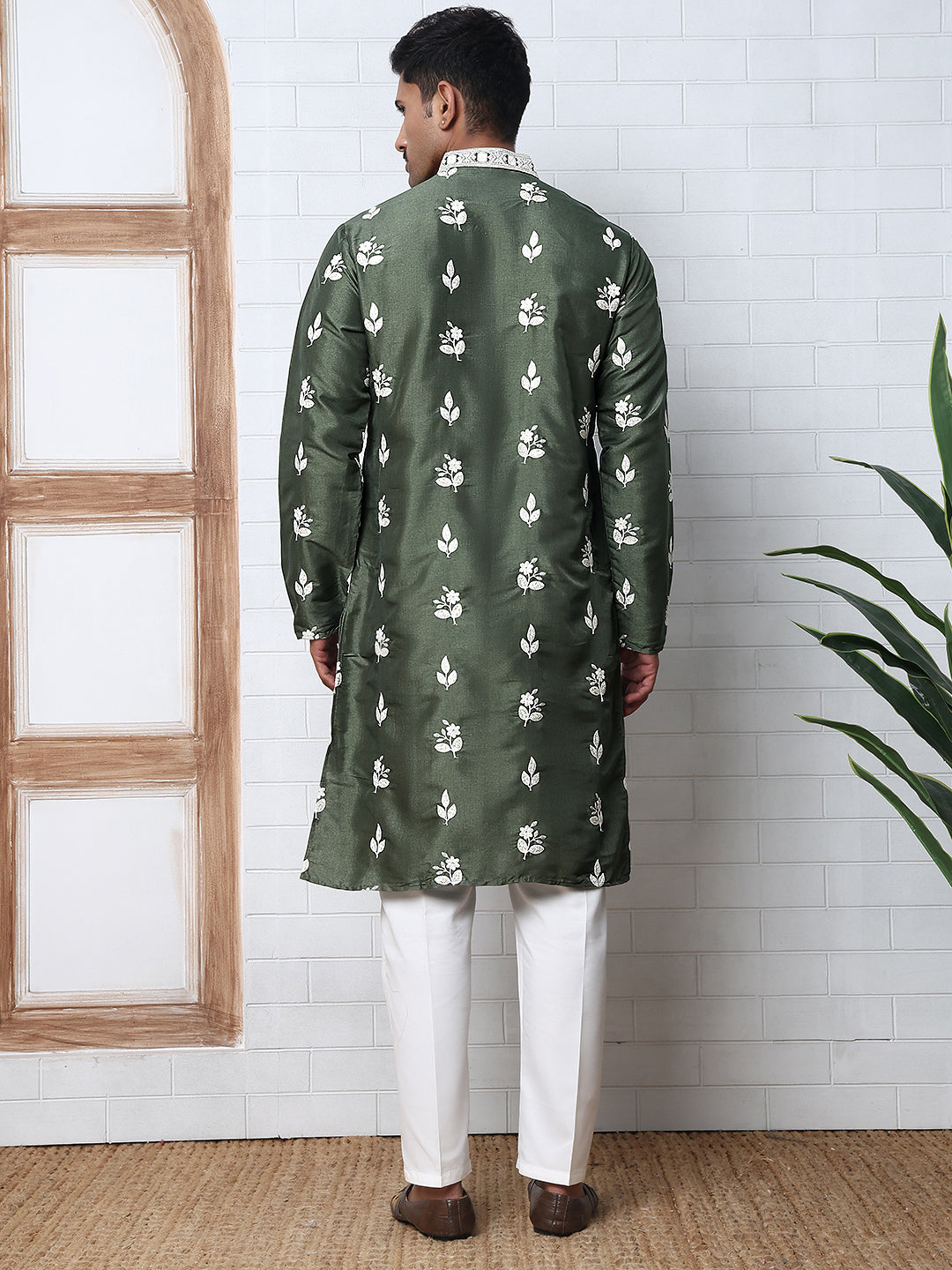 Men’S Embroidered Silk Blend Kurta Pyjama