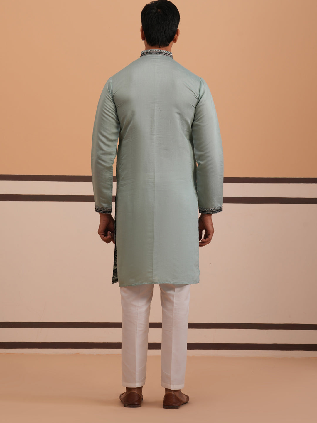 Men’S Silk Blend Embroidered Kurta Pyjama Set