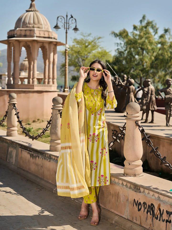 Floral-Printed Yoke With Vertical Pintuck Detailing Kurta Trouser Dupatta Set