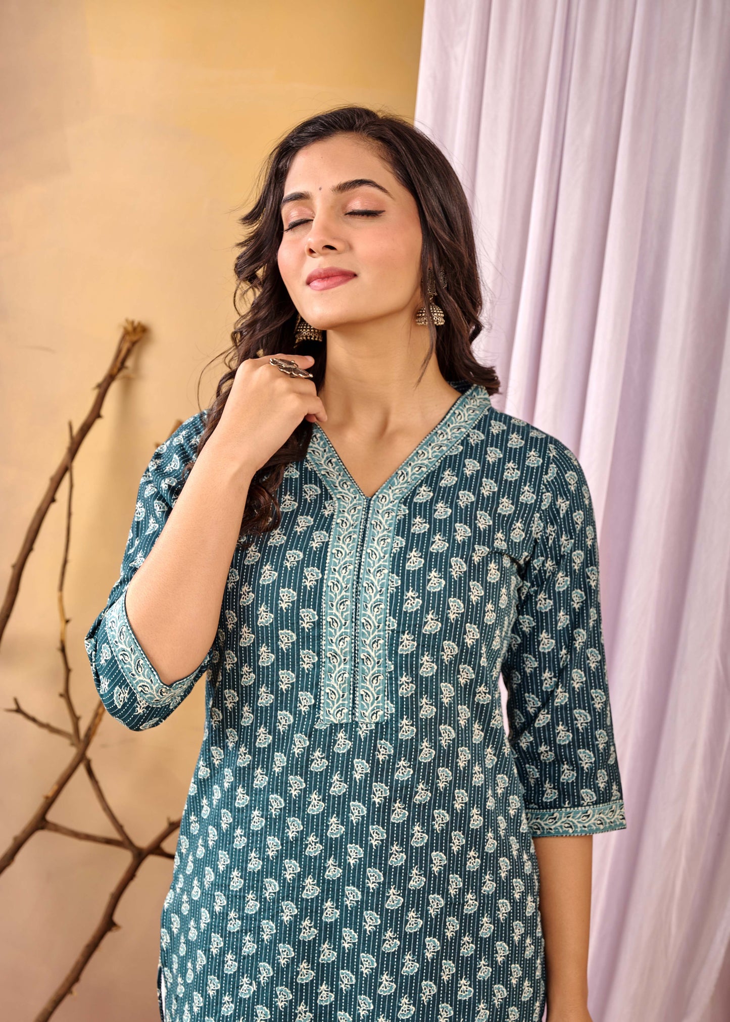 Green Printed Straight Kurta with Three Quarter Sleeves