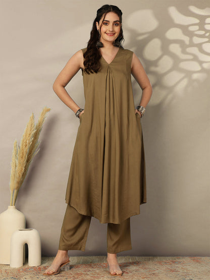 Rayon Calf Length Solid Semi-Flared 3/4 Sleeves V-Neck Kurta Bottom Set