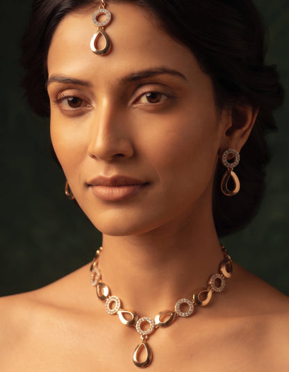 Women Gold Plated Traditional Jewellery Set With Mang Tika