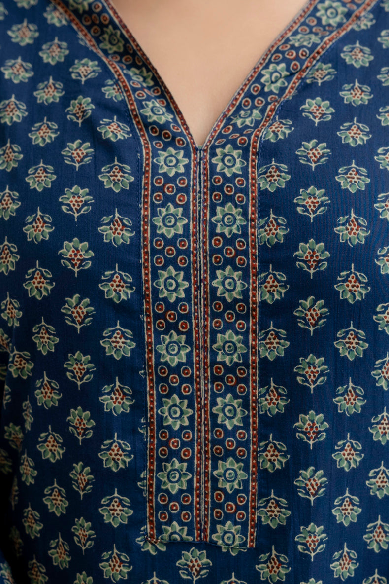 Blue Printed Straight Kurta with Three Quarter Sleeves
