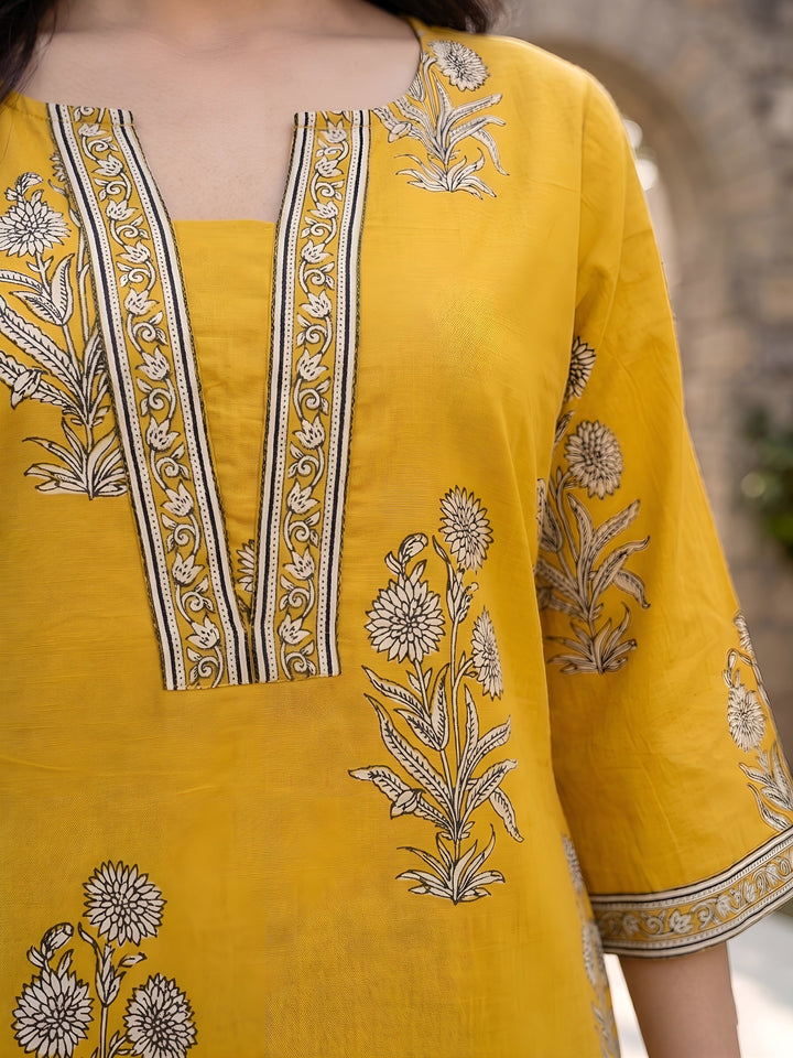Printed Straight Kurta with Three Quarter Sleeves