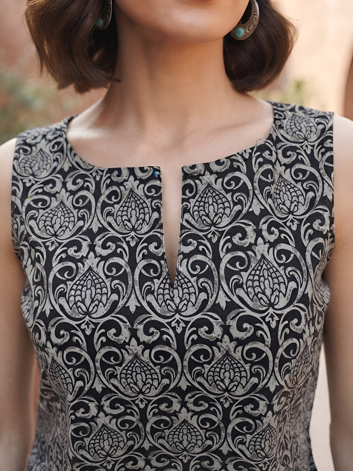 Printed  Straight Sleeveless Top