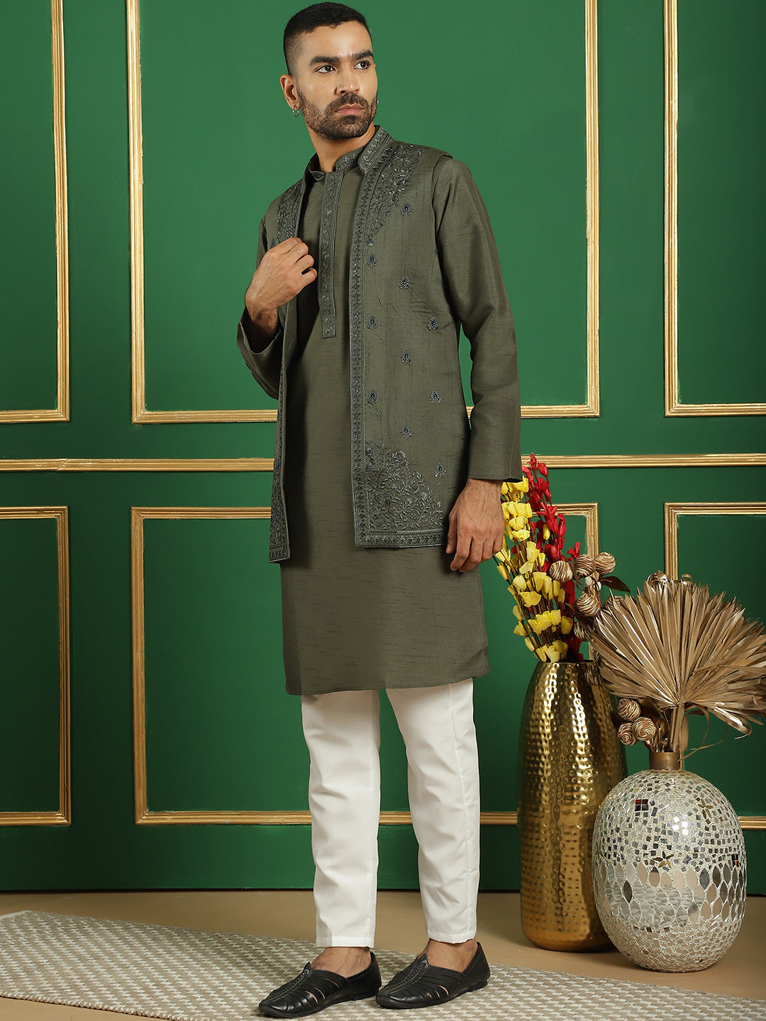 Men'S Embroidered Waistcoat And Kurta Pyjama.