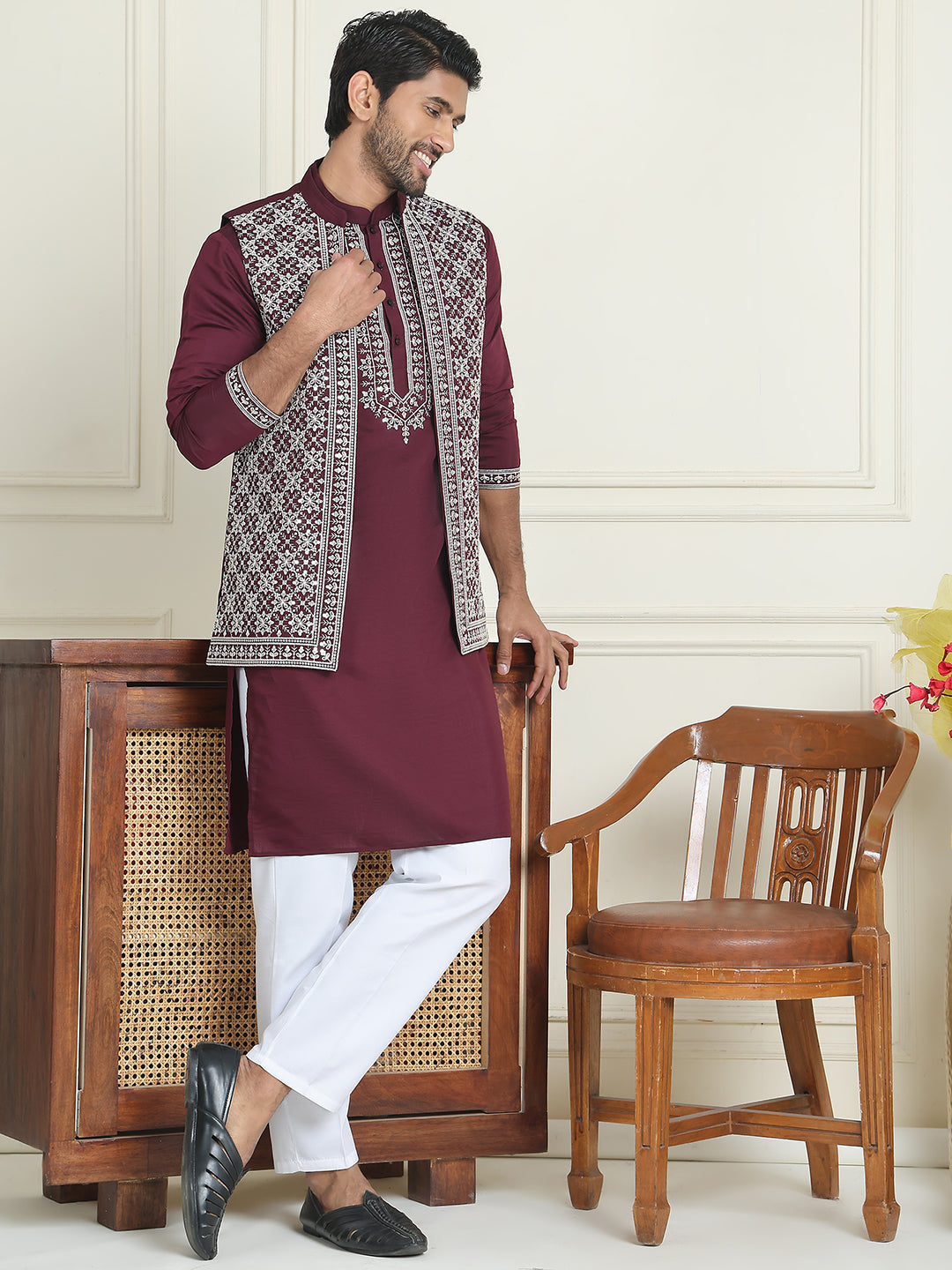 Men'S Embroidered Waistcoat And Kurta Pyjama.