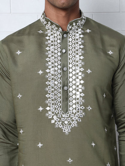 Men'S Embroidered Kurta With Pyjama.
