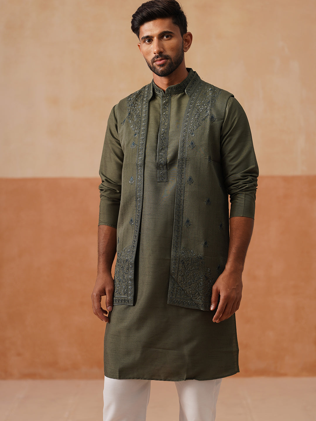 Men'S Embroidered Waistcoat And Kurta Pyjama.