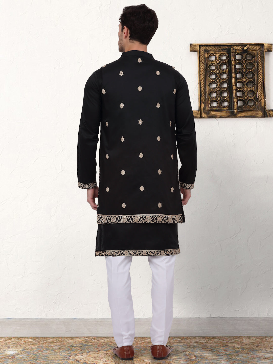 Men'S Embroidered Waistcoat And Kurta Pyjama.