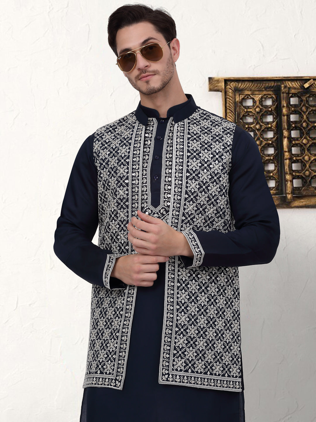 Men'S Embroidered Waistcoat And Kurta Pyjama.