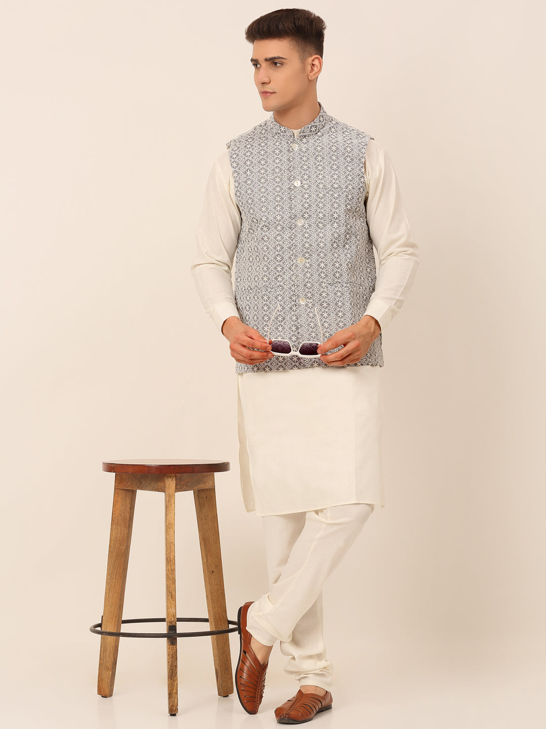 Men White Cotton Blend Kurta With Pyjamas &amp; Embroidered Nehru Jacket