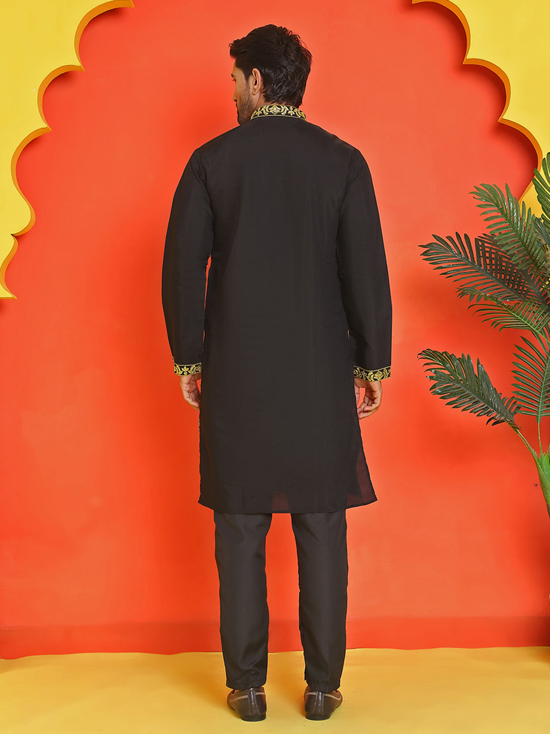 Embroidered &amp; Sequins Kurta Set For Men