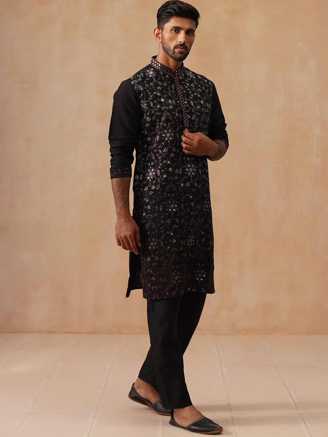 Men’S Silk Blend Embroidered Kurta Pyjama Set