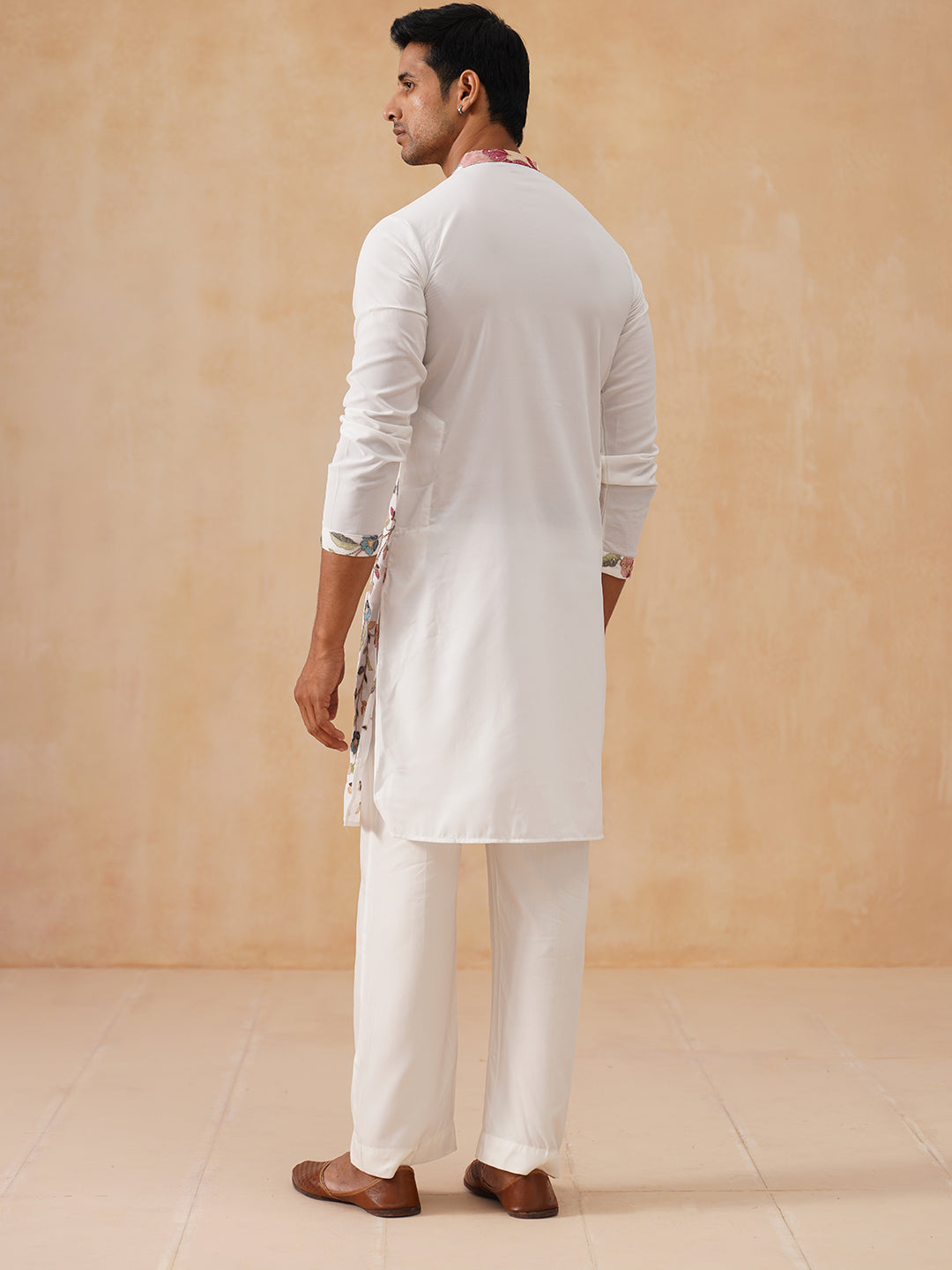 White Embroidered Kurta Set With Sequins &amp; Zari Work