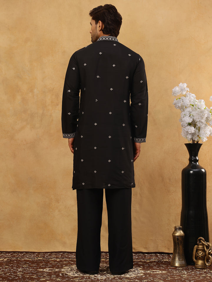 Men’S Silk Blend Embroidered Kurta Pyjama Set