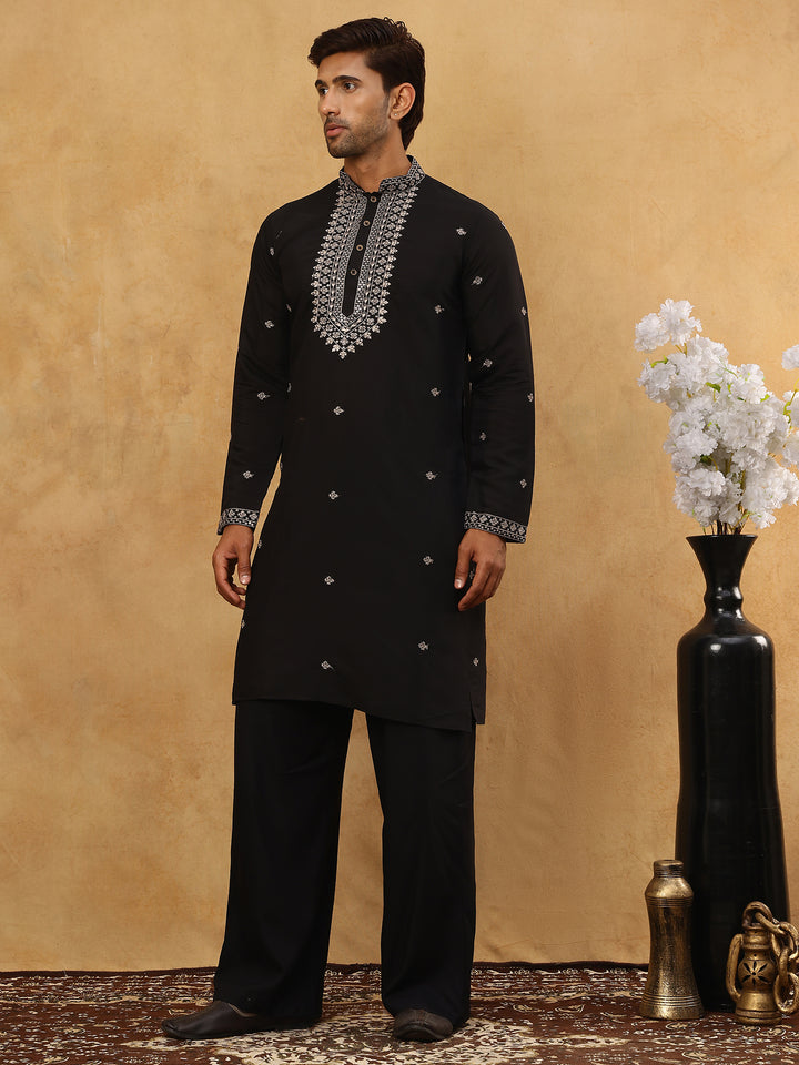 Men’S Silk Blend Embroidered Kurta Pyjama Set