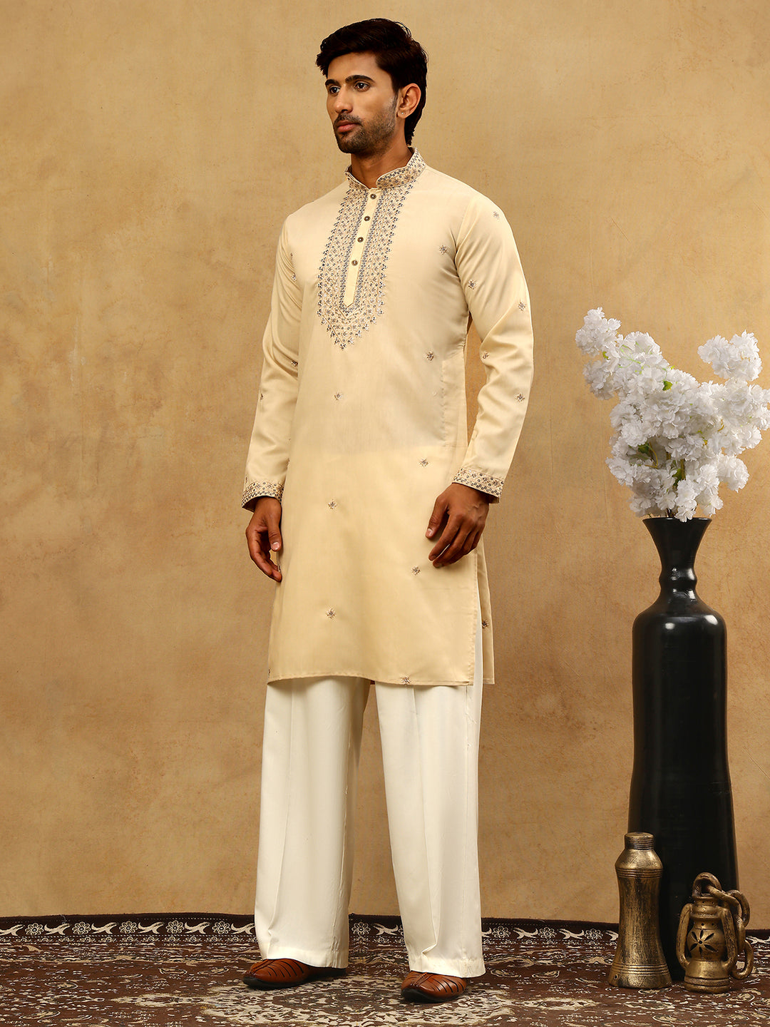 Men’S Silk Blend Embroidered Kurta Pyjama Set