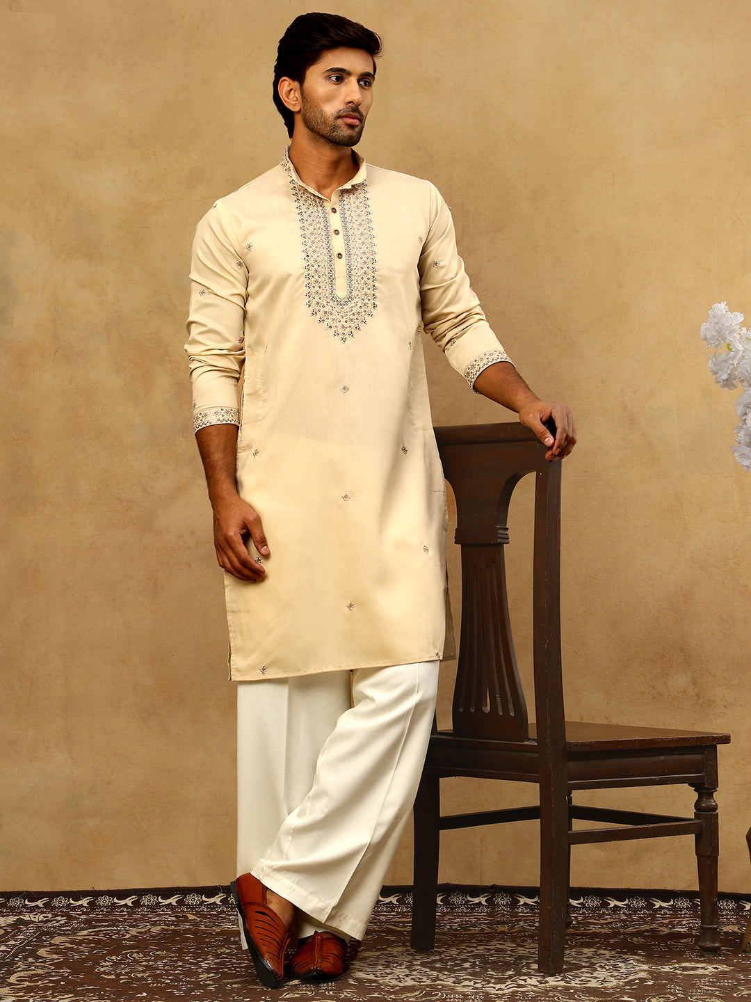 Men’S Silk Blend Embroidered Kurta Pyjama Set
